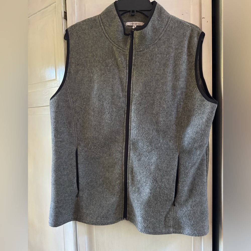 Venario Gray & Black Zip-Up Vest